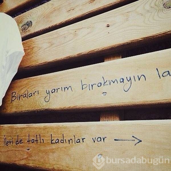 Duvara öyle bir yazı yazdı ki!