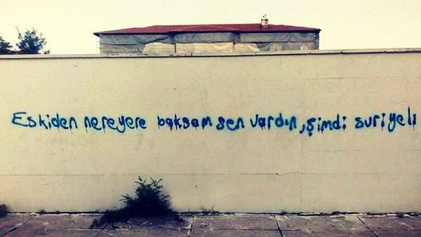 Duvara öyle bir yazı yazdı ki!