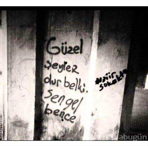 Duvara öyle bir yazı yazdı ki!