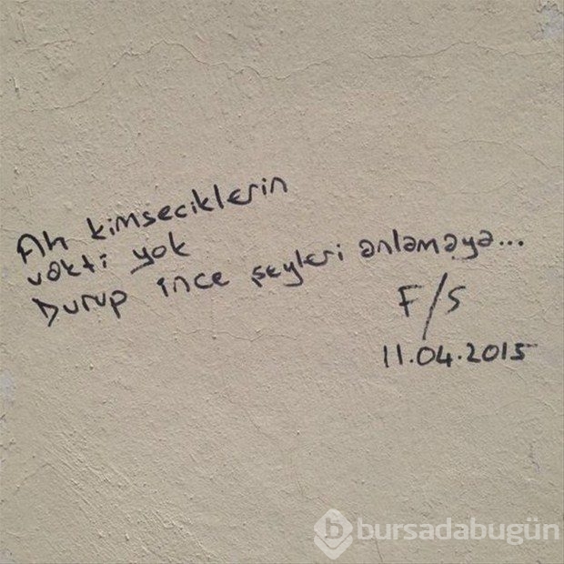 Duvara öyle bir yazı yazdı ki!