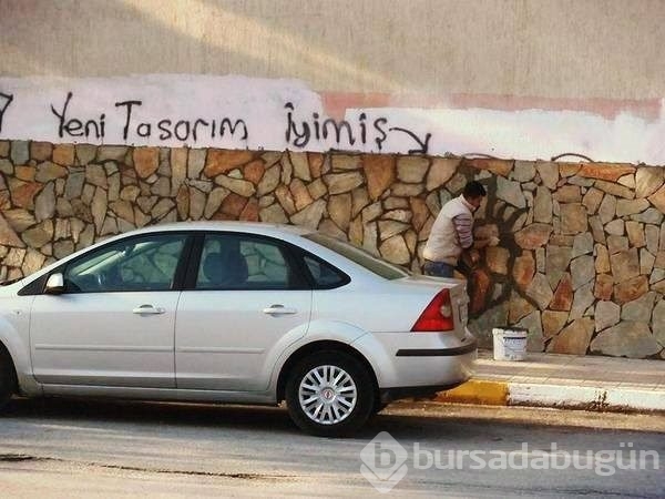 Duvara öyle bir yazı yazdı ki!