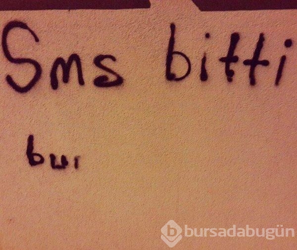 Duvara öyle bir yazı yazdı ki!