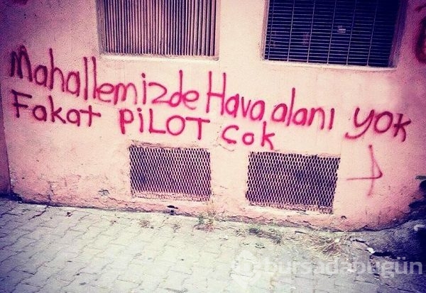 Duvara öyle bir yazı yazdı ki!