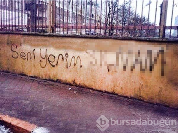 Duvara öyle bir yazı yazdı ki!