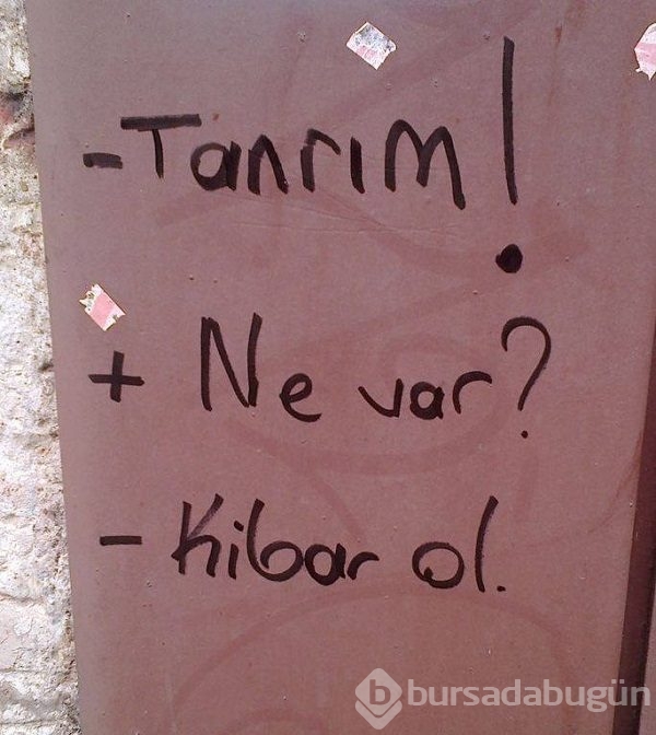 Duvara öyle bir yazı yazdı ki!