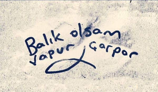 Duvara öyle bir yazı yazdı ki!
