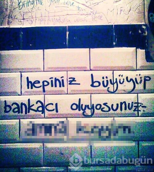 Duvara öyle bir yazı yazdı ki!