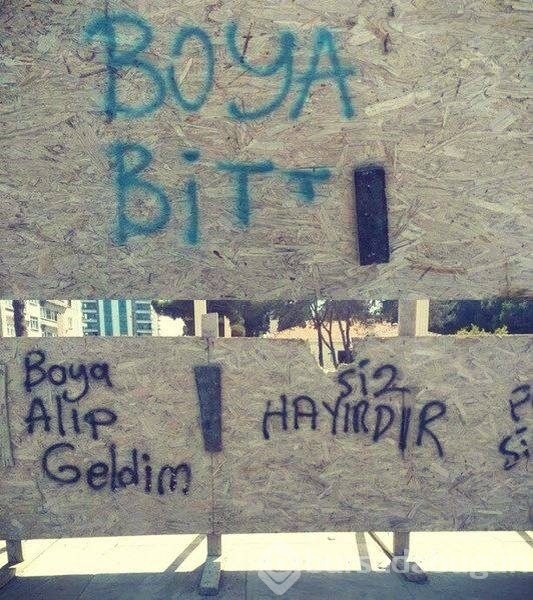 Duvara öyle bir yazı yazdı ki!