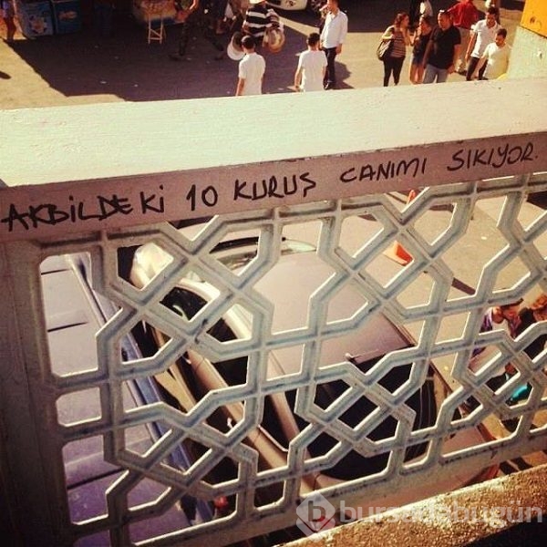 Duvara öyle bir yazı yazdı ki!