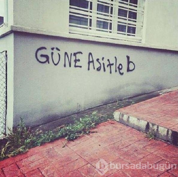 Duvara öyle bir yazı yazdı ki!