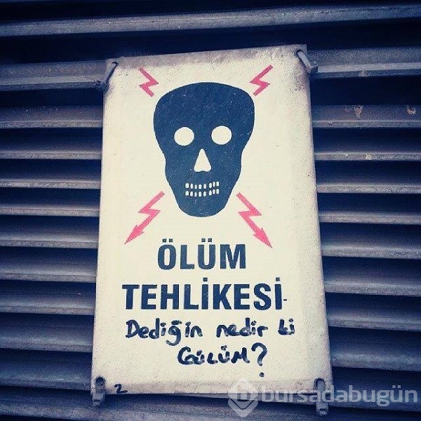 Duvara öyle bir yazı yazdı ki!