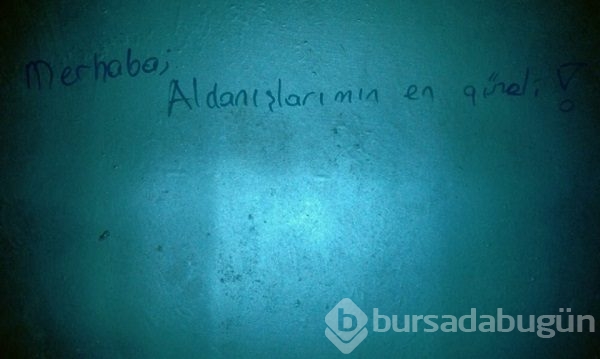 Duvara öyle bir yazı yazdı ki!