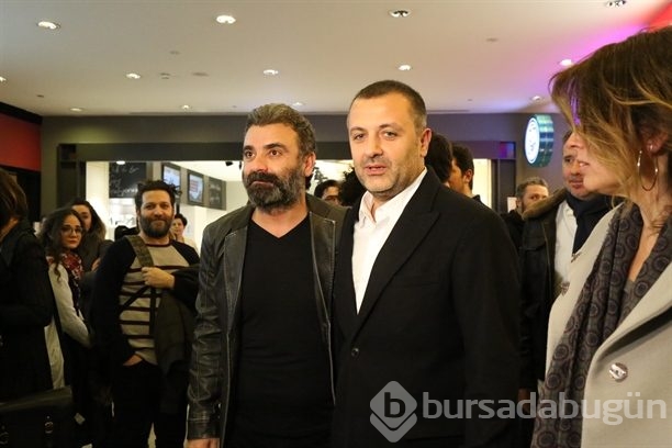 Ünlü isimleri bir araya getiren tiyatro oyunu!