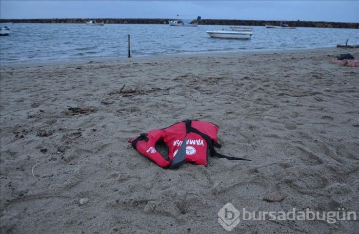 Ayvalık'ta göçmenlere ait eşyalar da kıyıya vurdu