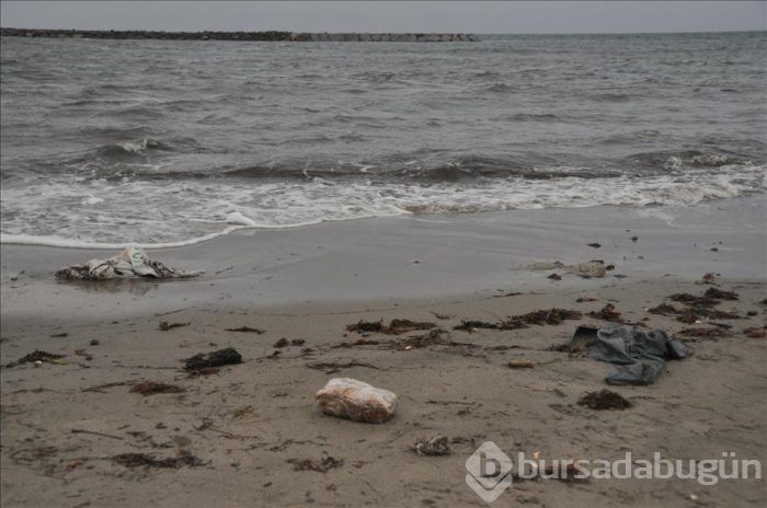Ayvalık'ta göçmenlere ait eşyalar da kıyıya vurdu