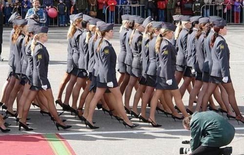 İşte dünyanın en seksi kadın askerleri
