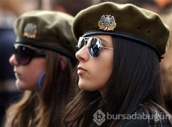 İşte dünyanın en seksi kadın askerleri
