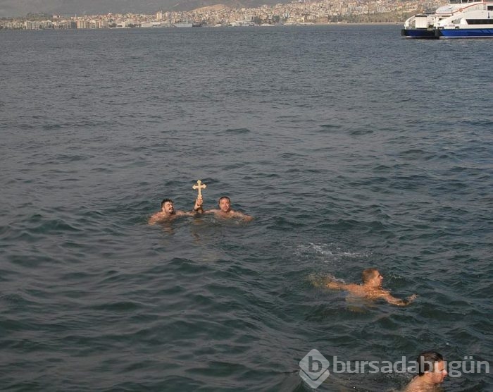 İzmir'de haç çıkarma töreni	
