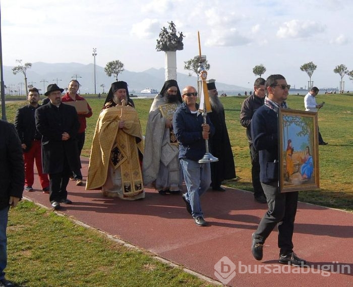 İzmir'de haç çıkarma töreni	
