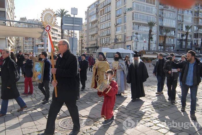 İzmir'de haç çıkarma töreni	
