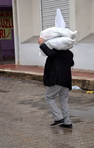 Güvenlik güçlerinden vatandaşlara gıda yardımı
