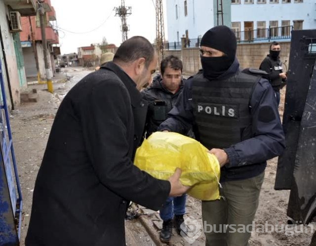 Güvenlik güçlerinden vatandaşlara gıda yardımı
