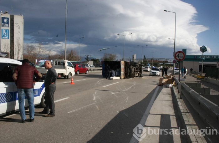 Bursa'da devrilen kamyon trafiği felç etti!