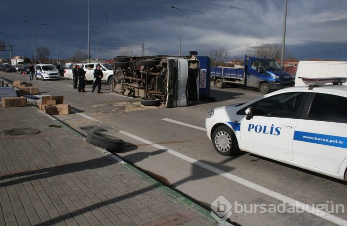 Bursa'da devrilen kamyon trafiği felç etti!