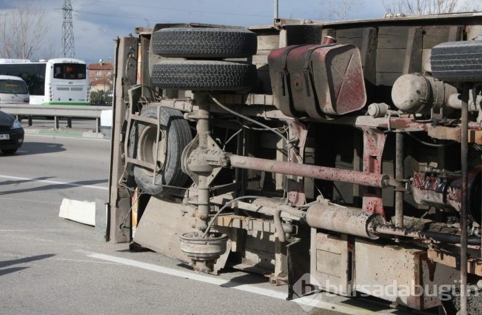 Bursa'da devrilen kamyon trafiği felç etti!