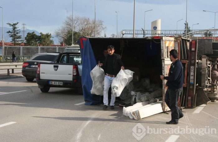 Bursa'da devrilen kamyon trafiği felç etti!