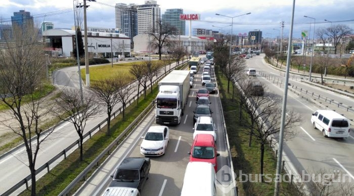 Bursa'da devrilen kamyon trafiği felç etti!