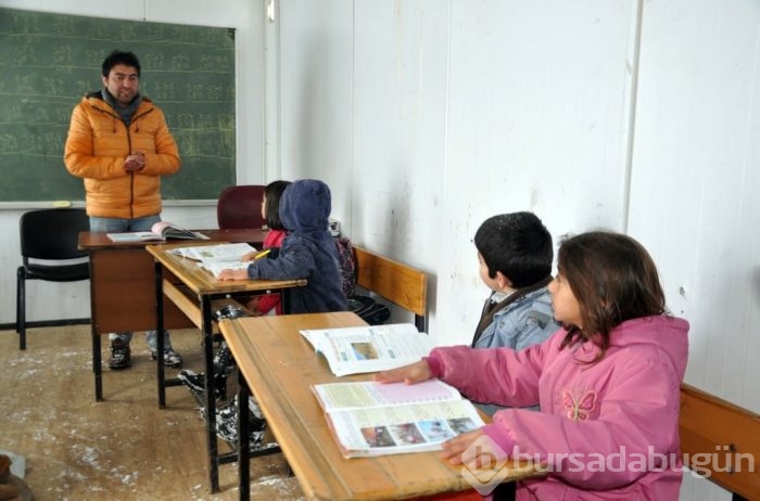 Kar nedeniyle gelemeyen öğrencilerini okula taşıyor	
