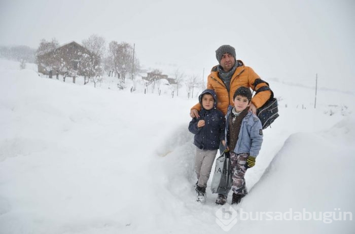 Kar nedeniyle gelemeyen öğrencilerini okula taşıyor	
