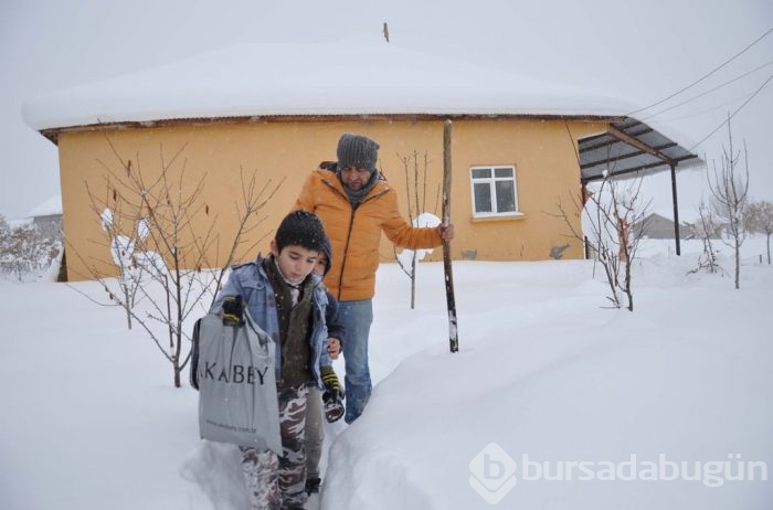 Kar nedeniyle gelemeyen öğrencilerini okula taşıyor	

