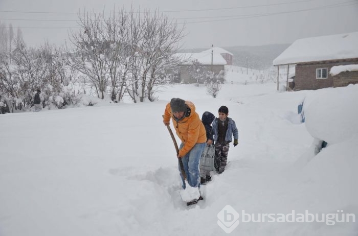 Kar nedeniyle gelemeyen öğrencilerini okula taşıyor	
