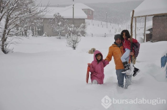 Kar nedeniyle gelemeyen öğrencilerini okula taşıyor	
