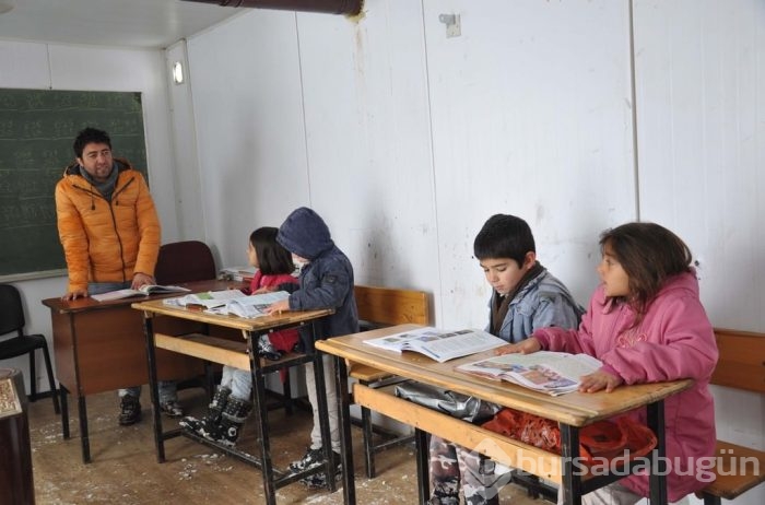 Kar nedeniyle gelemeyen öğrencilerini okula taşıyor	
