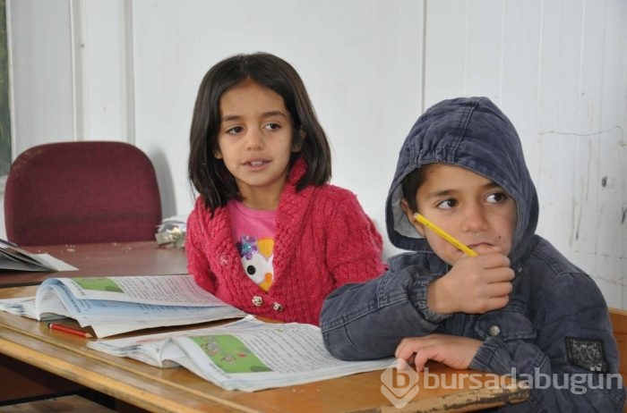 Kar nedeniyle gelemeyen öğrencilerini okula taşıyor	
