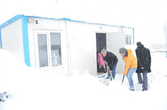 Kar nedeniyle gelemeyen öğrencilerini okula taşıyor	
