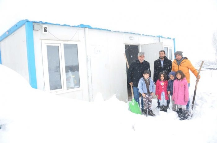 Kar nedeniyle gelemeyen öğrencilerini okula taşıyor	
