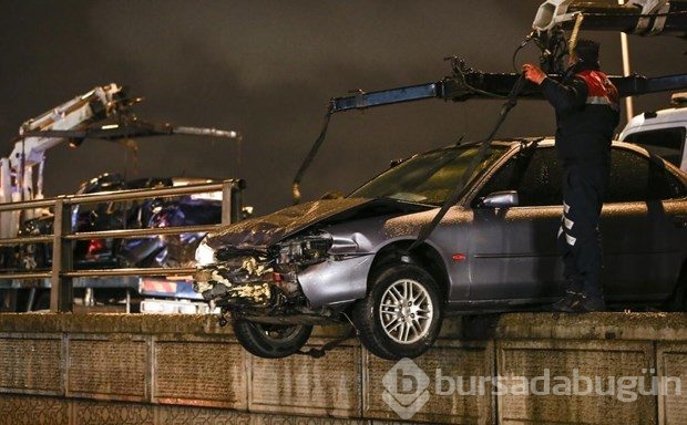 Kaza yapan otomobil köprüde asılı kaldı 