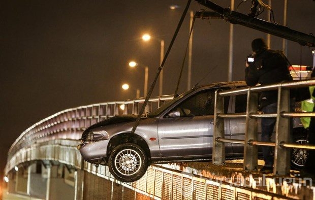 Kaza yapan otomobil köprüde asılı kaldı 