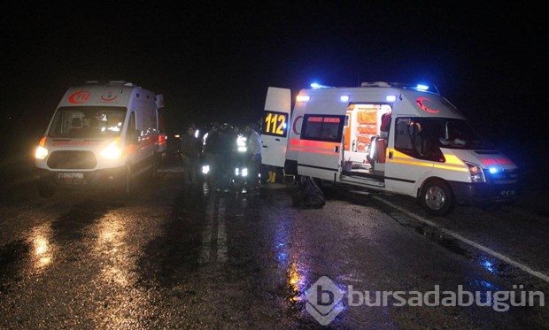 Otobüs ile otomobil çarpıştı 4 ölü, 30 yaralı