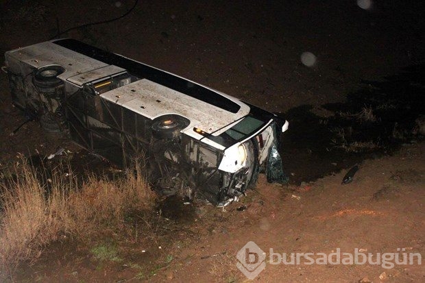 Otobüs ile otomobil çarpıştı 4 ölü, 30 yaralı