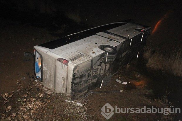 Otobüs ile otomobil çarpıştı 4 ölü, 30 yaralı