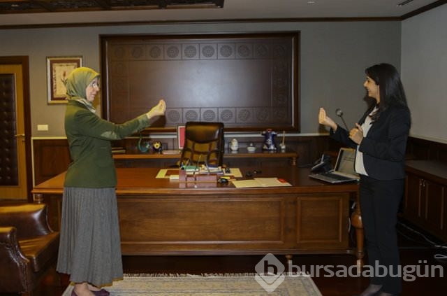 Sema Ramazanoğlu işaret dilini öğreniyor	
