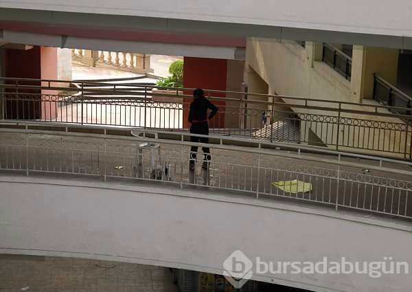 Dünyanın en büyük alışveriş merkezi sinek avlıyor	
