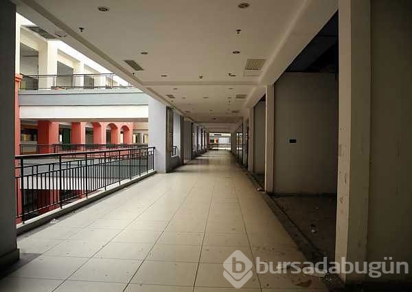 Dünyanın en büyük alışveriş merkezi sinek avlıyor	
