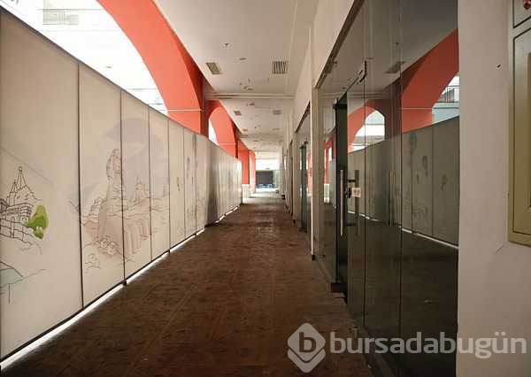 Dünyanın en büyük alışveriş merkezi sinek avlıyor	
