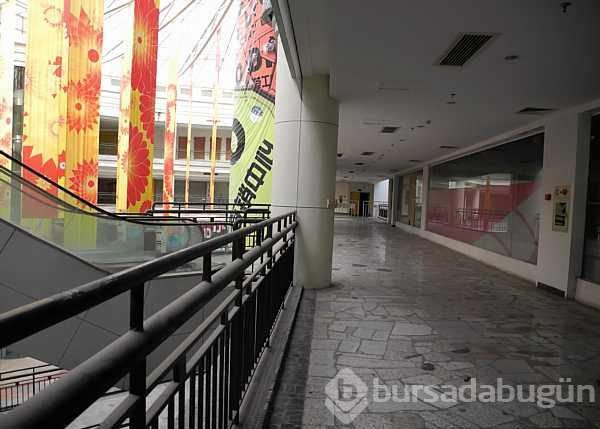Dünyanın en büyük alışveriş merkezi sinek avlıyor	
